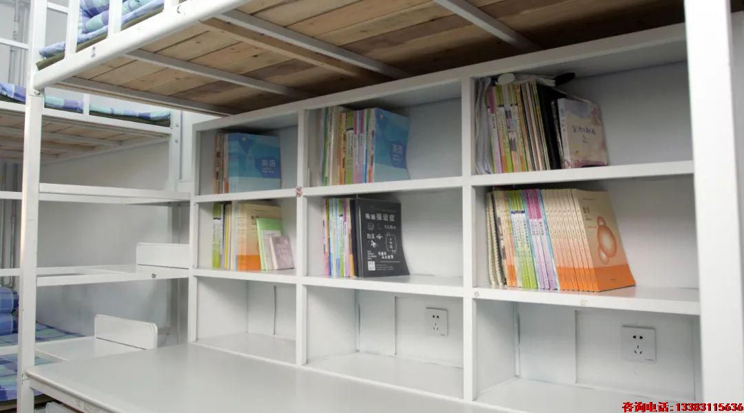 石家庄冀联医学院学生宿舍的学习桌